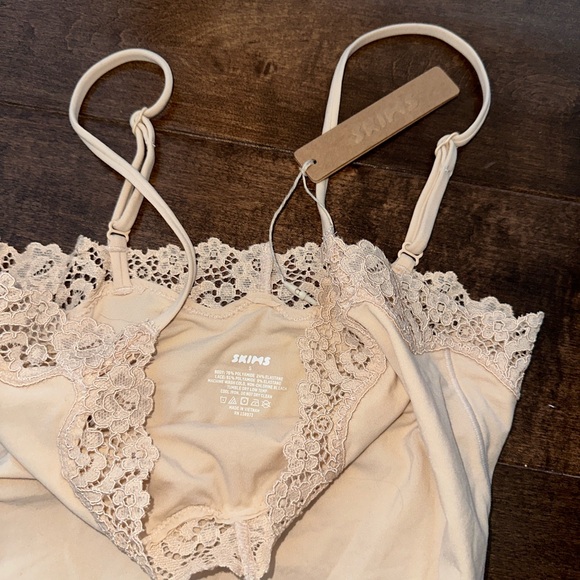 SKIMS FITS EVERYBODY LACE ONESIE, LONG SLIP DRESS, CAMI, BODYSUIT SAND XS/SMALL - Picture 7 of 12